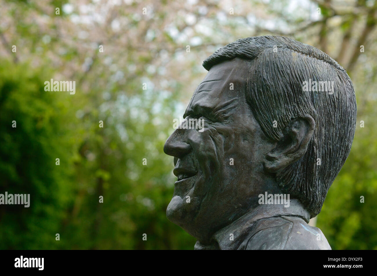 Busto de televisores 'jardineros' Mundial jardinero y presentador Geoff Hamilton en el Barnsdale jardines en Rutland. Inglaterra, Reino Unido. Foto de stock