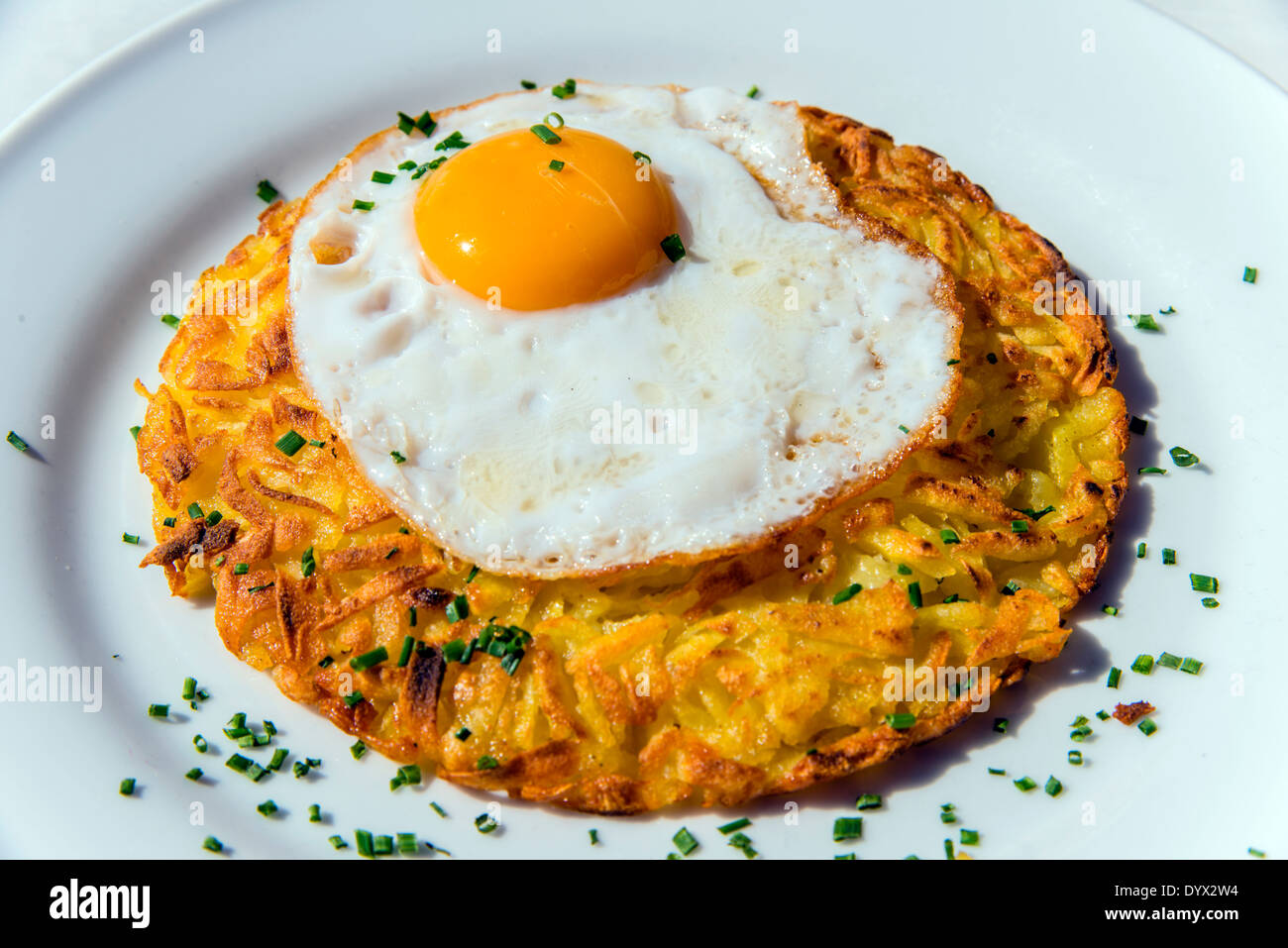 Rosti con huevo frito, un plato tradicional suiza, Zermatt, Vales o Valais, Suiza Foto de stock