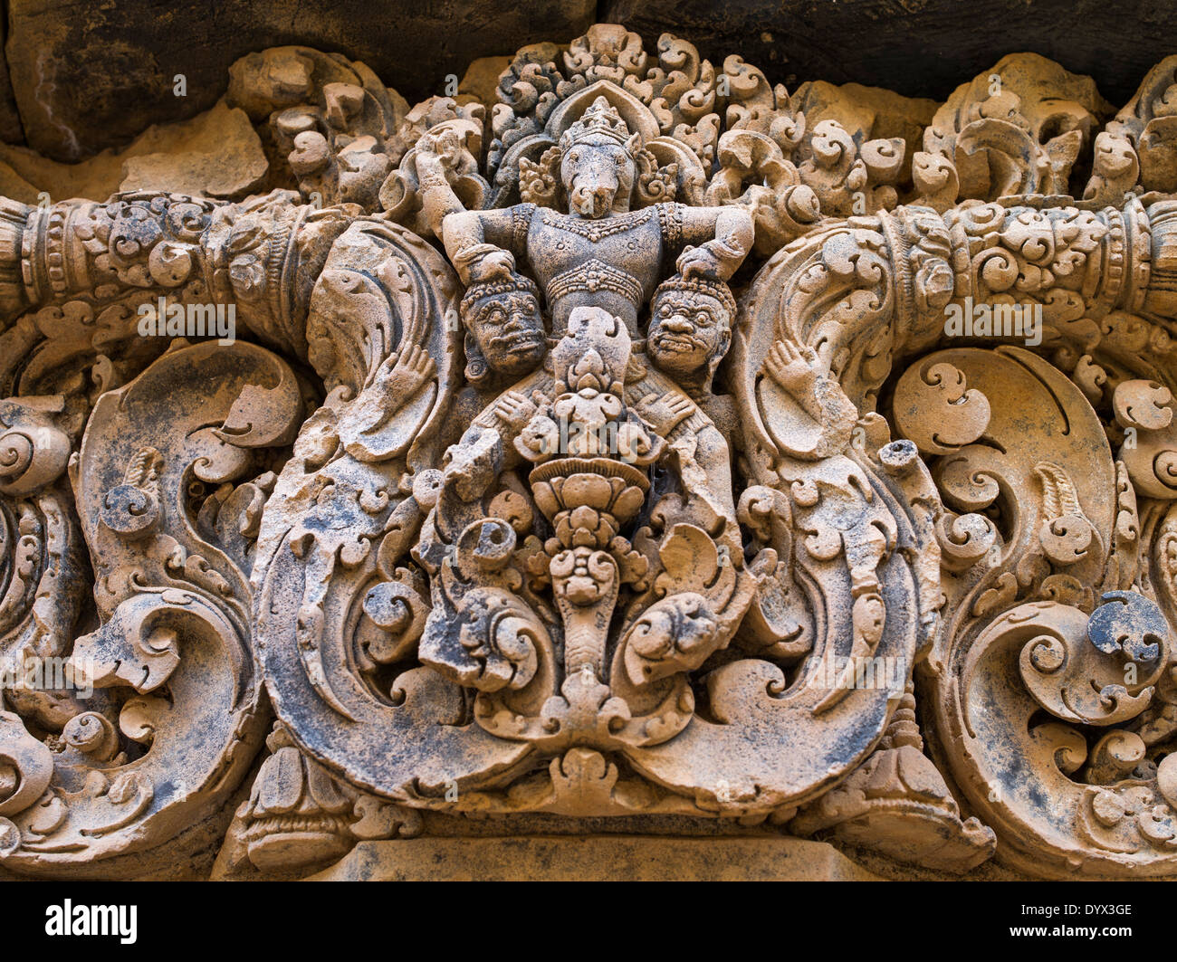 Tallados ornamentados en los dinteles de piedra arenisca sobre portadas de Banteay Srei un templo hindú dedicado a Shiva. En Siem Reap, Camboya Foto de stock