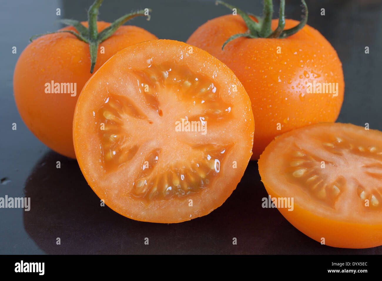 Reliquia de la variedad de vid naranja tomates de color naranja en lugar del habitual rojo. Foto de stock
