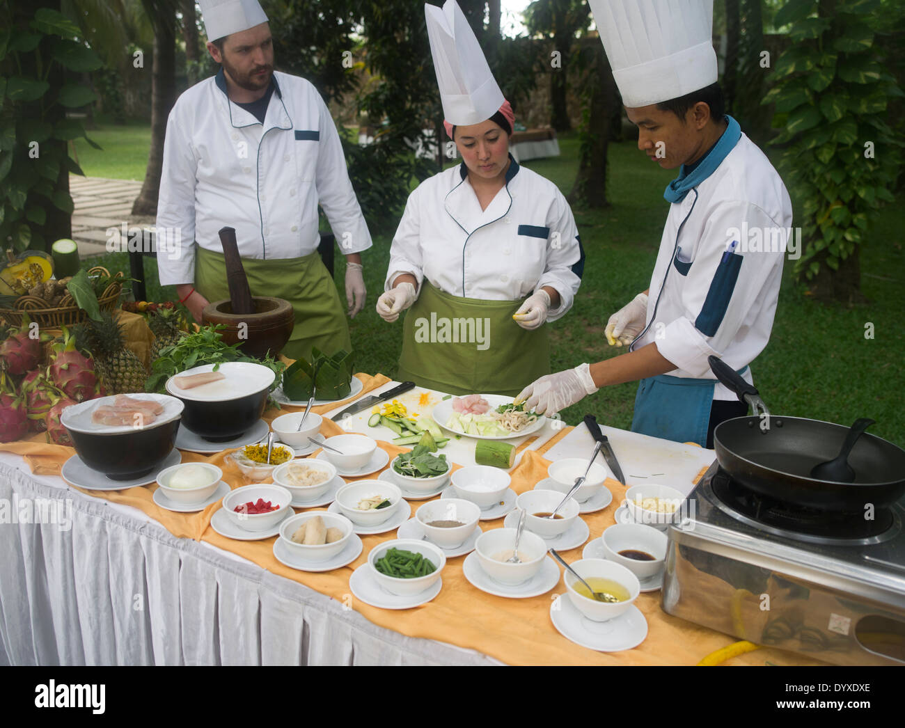 Clase de Cocina camboyana en Lotus Blanc Hotel, Siem Reap, Camboya Foto de stock