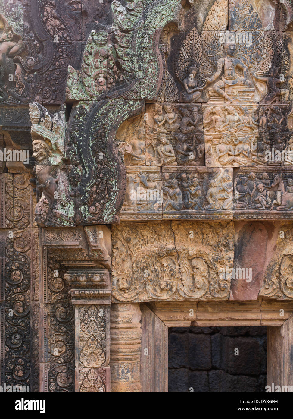 Tallados ornamentados en los dinteles de piedra arenisca sobre portadas de Banteay Srei un templo hindú dedicado a Shiva. En Siem Reap, Camboya Foto de stock