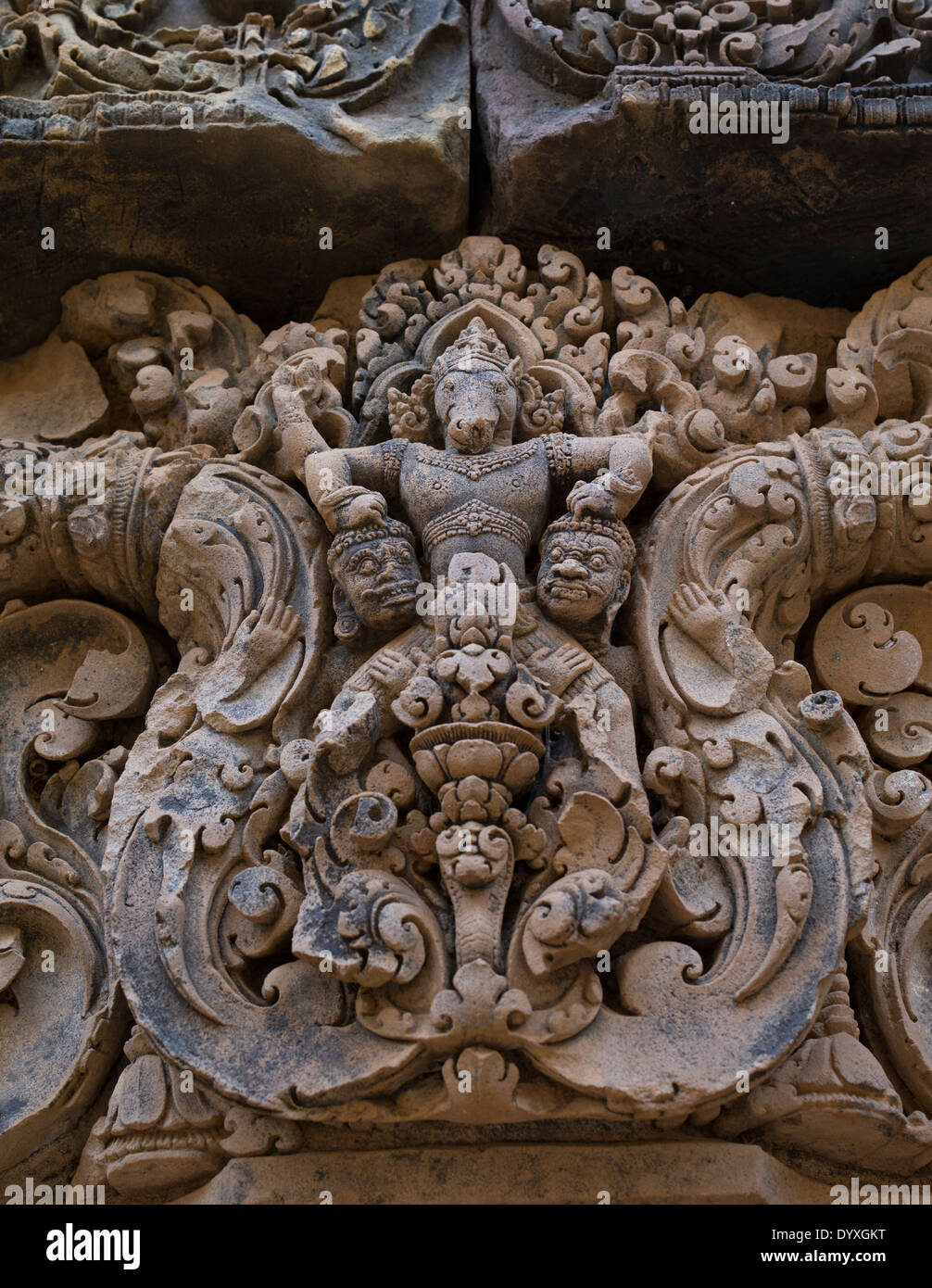 Tallados ornamentados en los dinteles de piedra arenisca sobre portadas de Banteay Srei un templo hindú dedicado a Shiva. En Siem Reap, Camboya Foto de stock