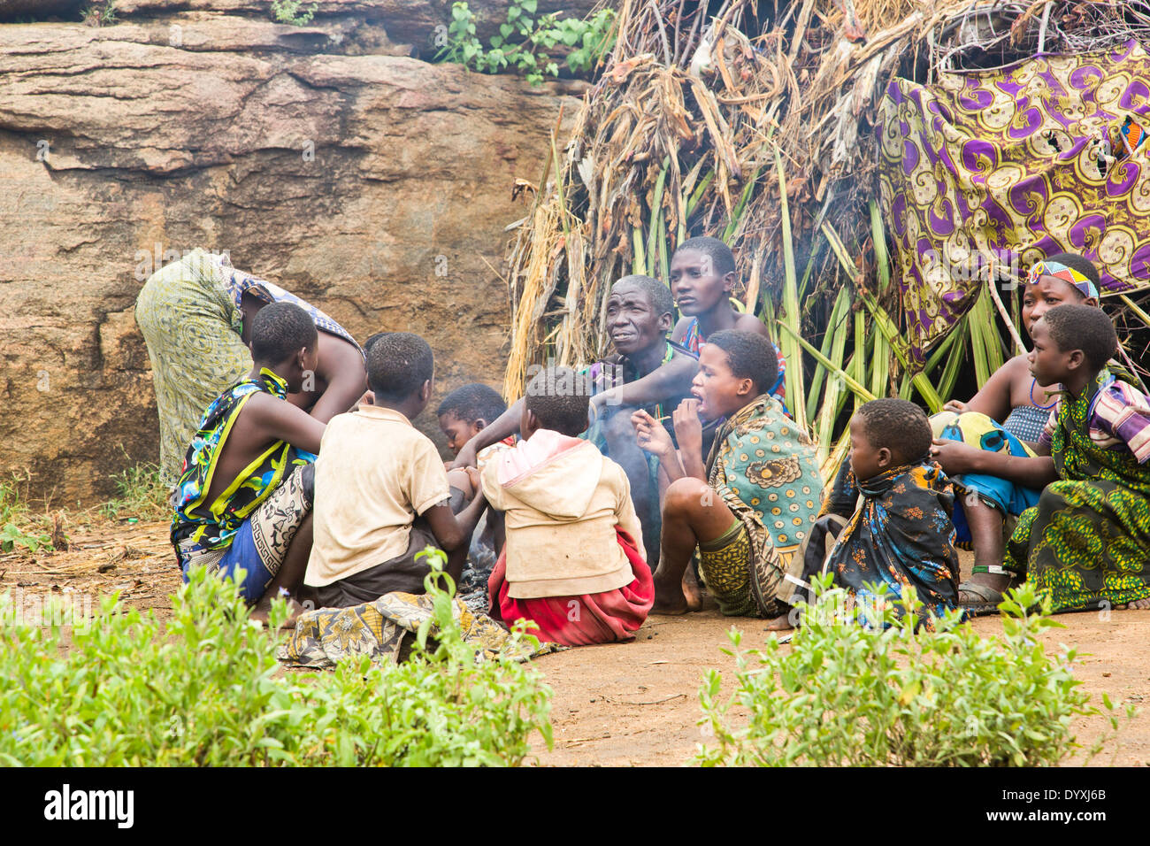 Hadza mujeres y niños de la aldea. Foto de stock