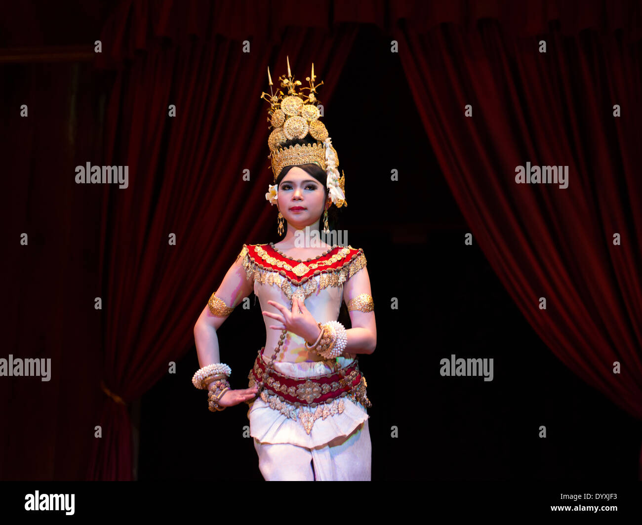 Danza clásica jemer en el Teatro Apsara, Siem Reap, Camboya Foto de stock