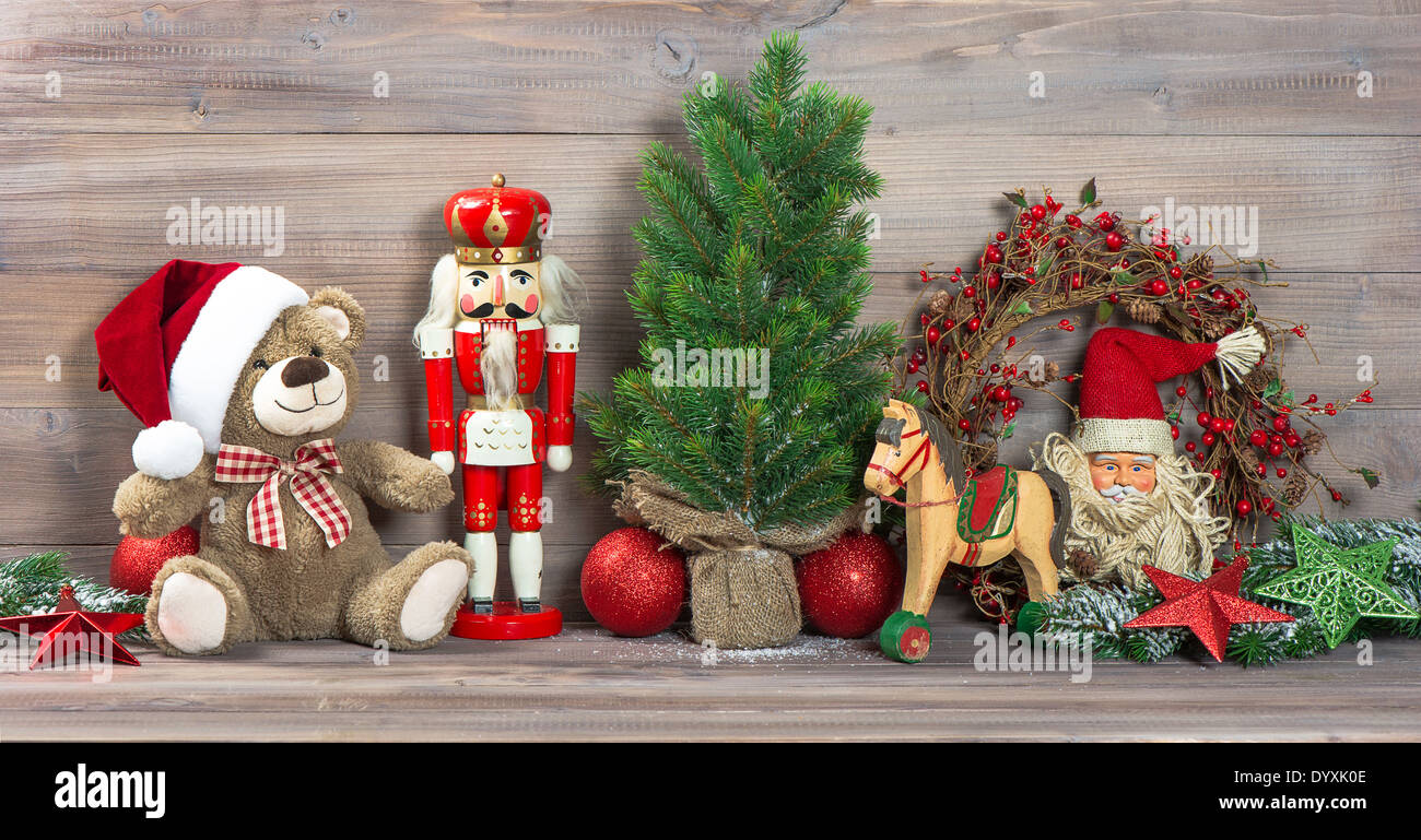 Nostálgico de la decoración de navidad con juguetes antiguos osito y fotografía de estilo retro de cascanueces. Foto de stock