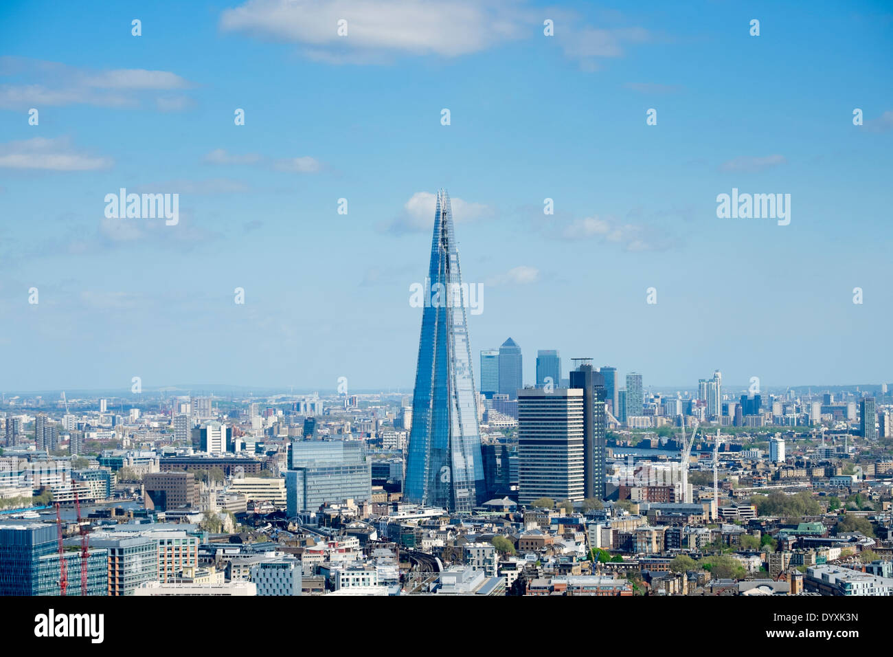 Vista de la Shard nuevo rascacielos y el horizonte de Londres Reino Unido Foto de stock
