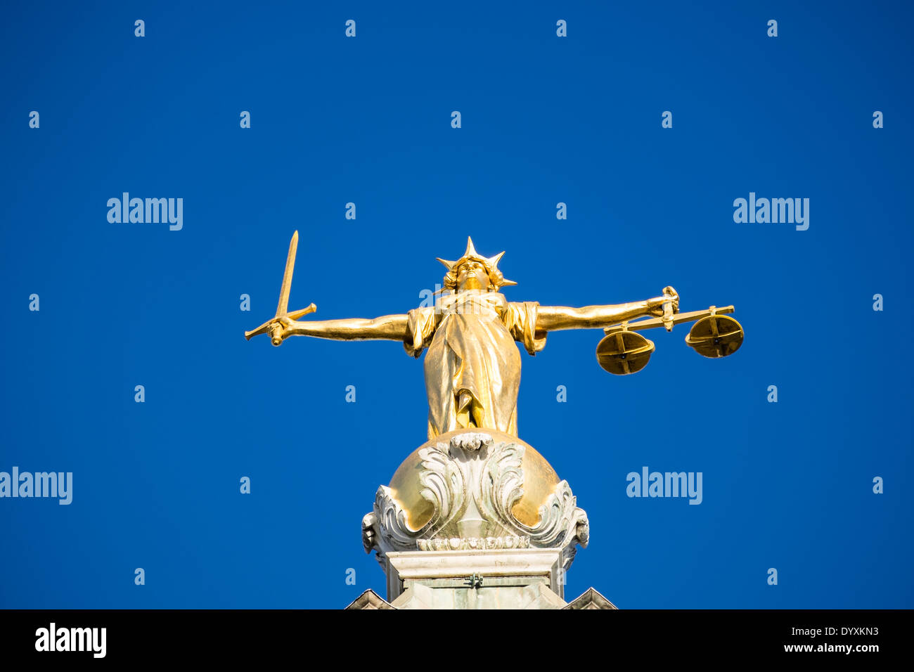 Estatua de la Dama de la justicia en el centro de Old Bailey en tribunales penales en Londres Reino Unido. Foto de stock