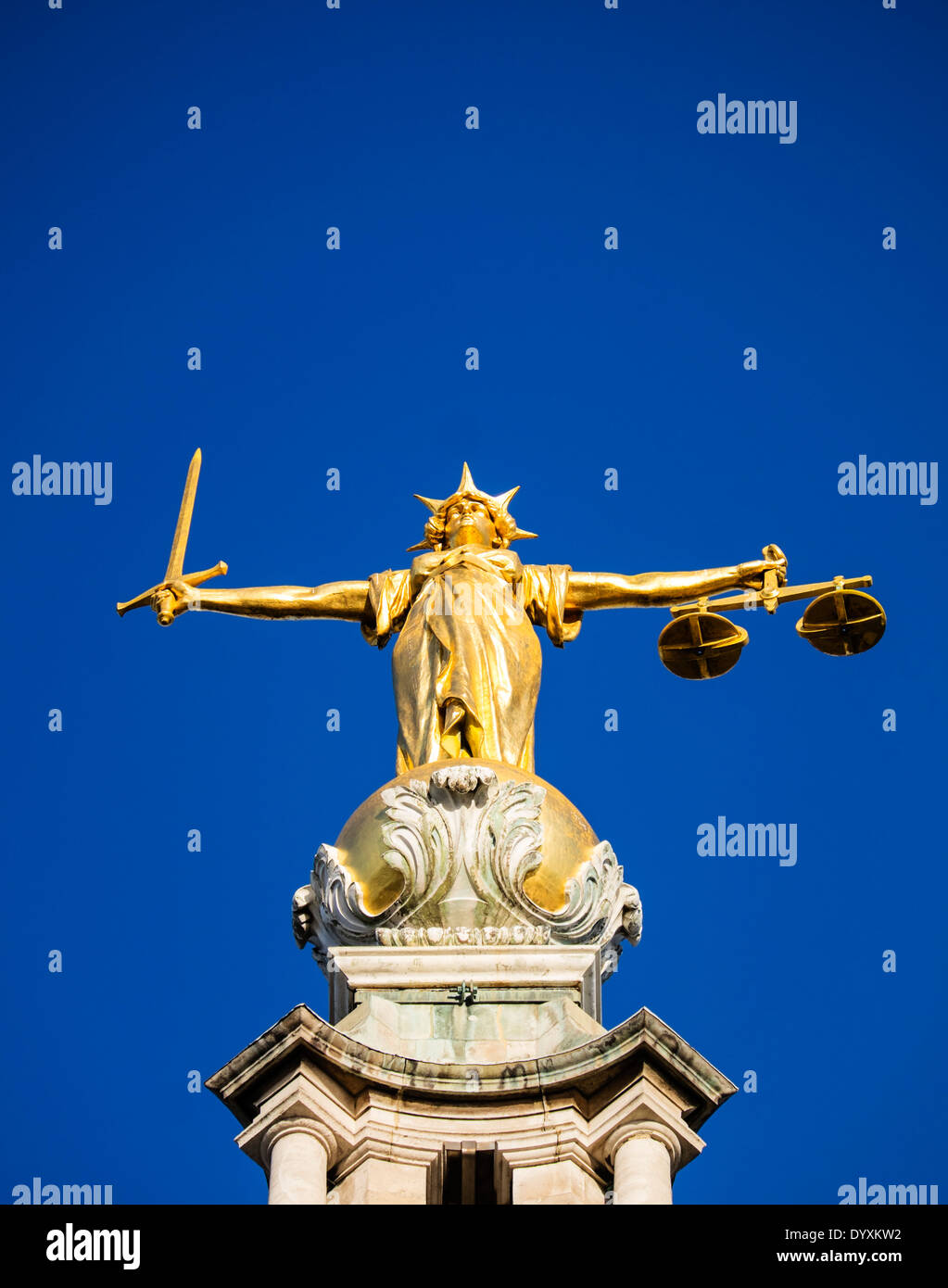 Estatua de la Dama de la justicia en el centro de Old Bailey en tribunales penales en Londres Reino Unido. Foto de stock