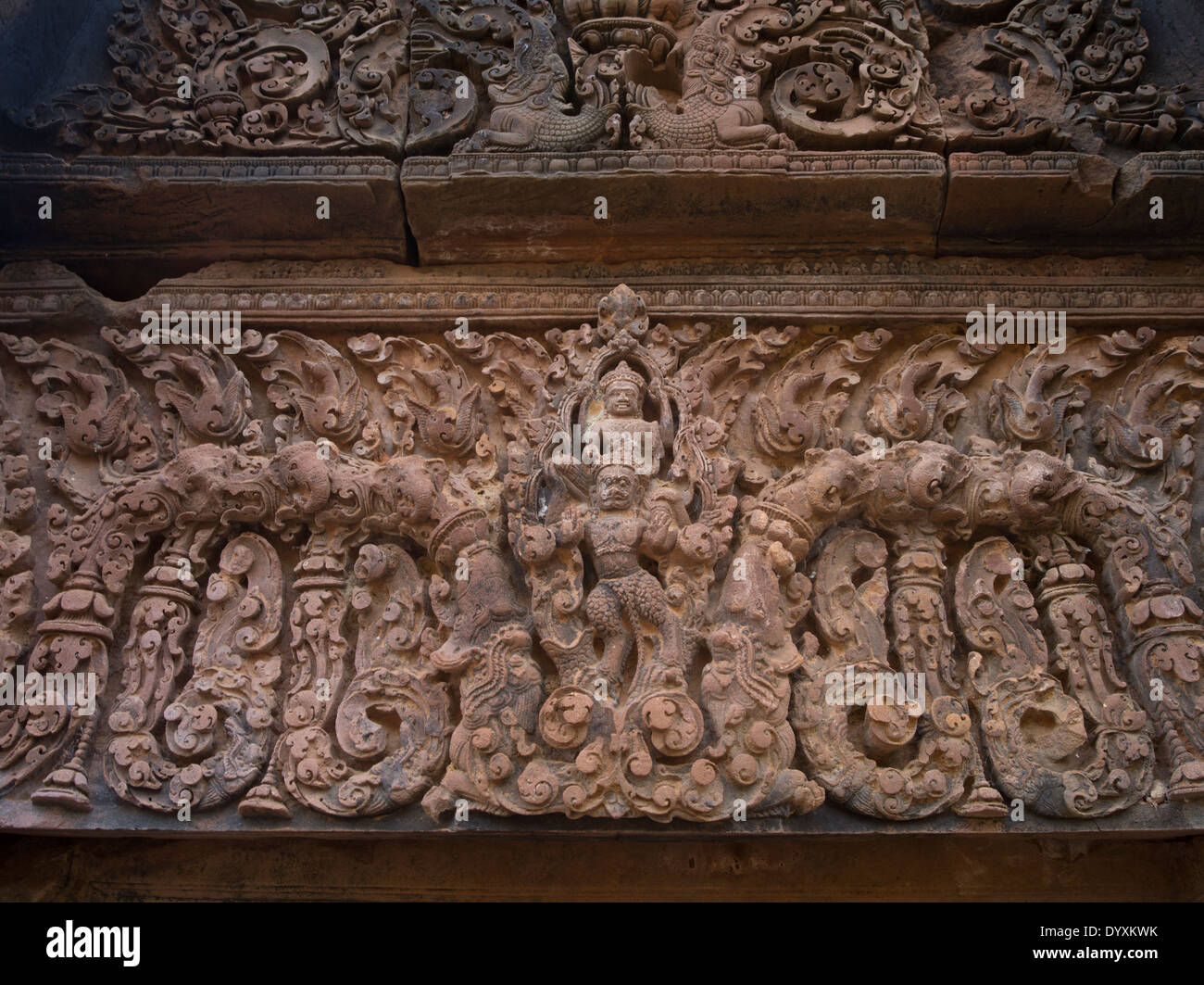 Tallados ornamentados en los dinteles de piedra arenisca sobre portadas de Banteay Srei un templo hindú dedicado a Shiva. En Siem Reap, Camboya Foto de stock