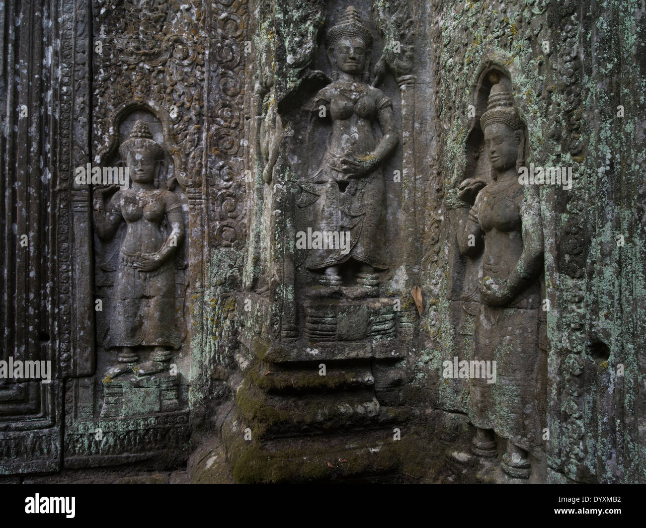 Bajorrelieve tallas de piedra arenisca de Apsara en templo de Preah Khan, Siem Reap, Camboya Foto de stock
