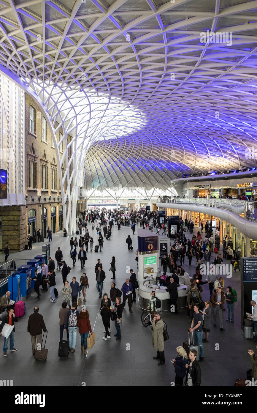 Nueva arquitectura moderna occidental de vestíbulo de la estación de tren de King's Cross en Londres, Reino Unido Foto de stock