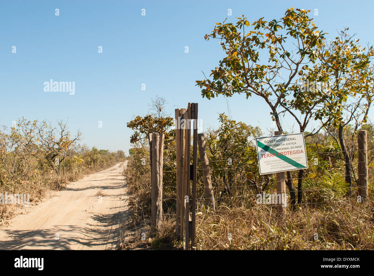 El estado de Mato Grosso, Brasil. Entrada al Parque Indígena de Xingu con FUNAI cartel "Tierras protegidas, sin acceso para los extraños". Foto de stock