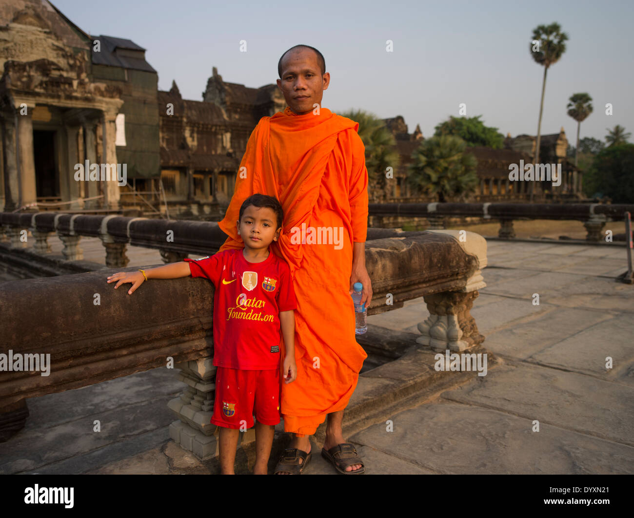 Nheam un monje budista camboyano con su hijo adoptado, en Angkor Wat, Patrimonio de la Humanidad de la UNESCO. En Siem Reap, Camboya Foto de stock