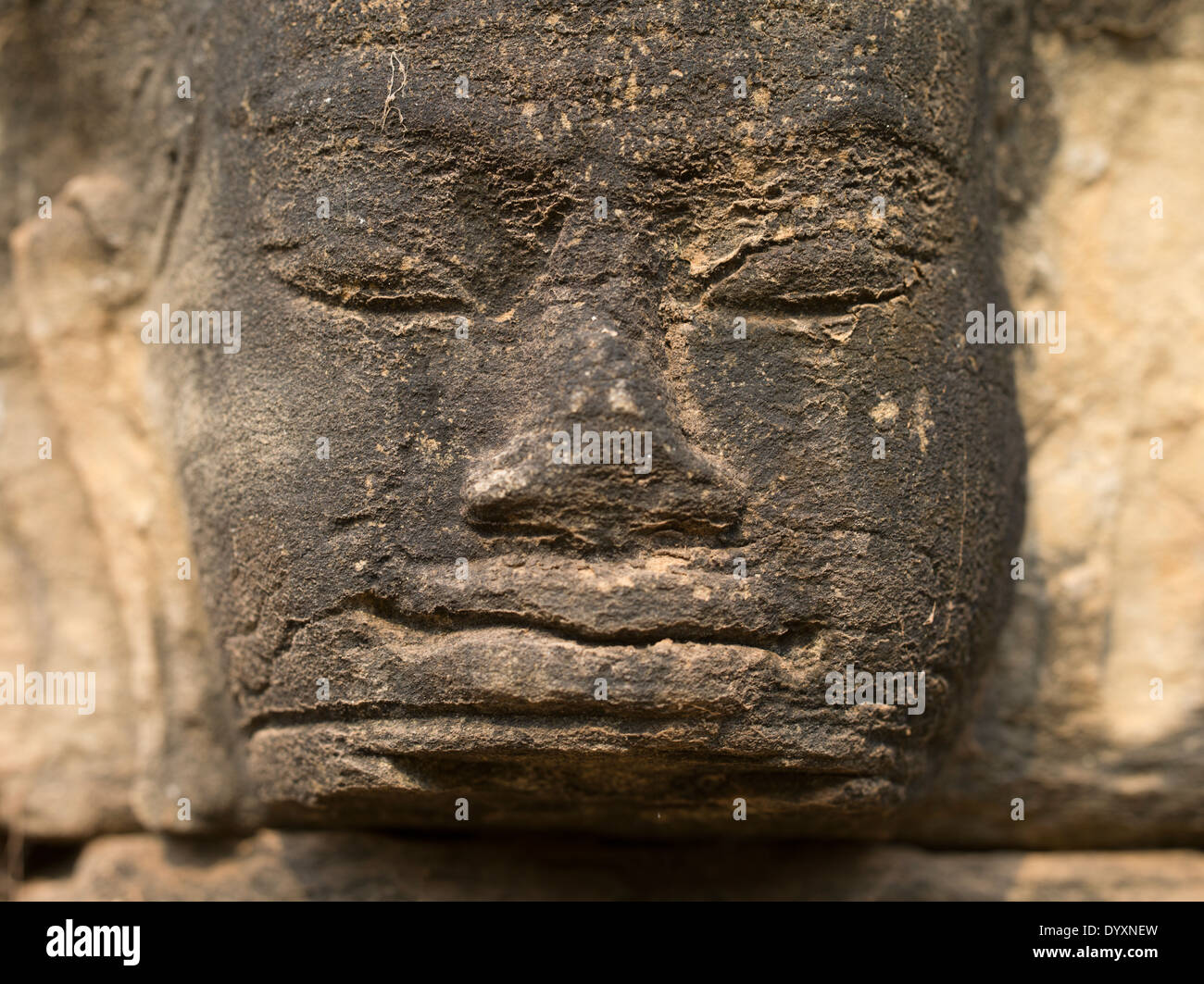 Tallar la piedra de una cara al lado de la Terraza de los elefantes, templo de Angkor, Siem Reap, Camboya Foto de stock