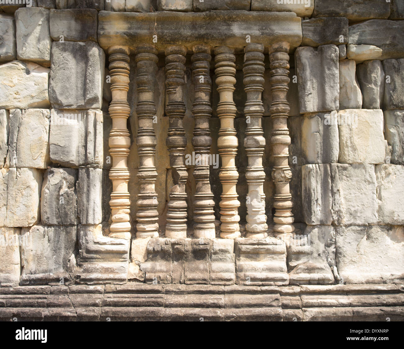 Pilares de piedra convertido en templo Bakong ( Roluos Grupo ), Siem Reap, Camboya Foto de stock