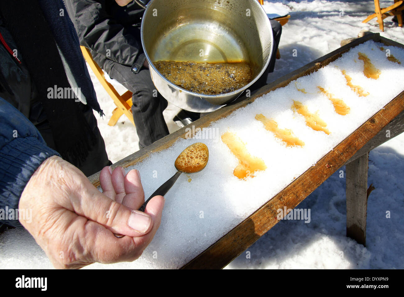 Decisiones sobre la nieve, azúcar de arce o caramelo de azúcar en la choza en Quebec, Canadá Foto de stock