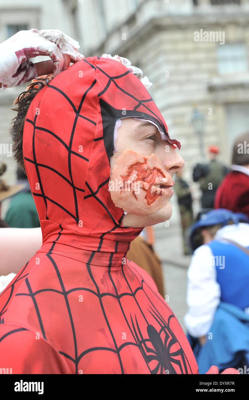 Somerset House, Londres, Reino Unido. El 27 de abril de 2014. Un zombi  Spiderman en Somerset House para el Sci-Fi London Festival desfile de  disfraces. Crédito: Matthew Chattle/Alamy Live News Fotografía de