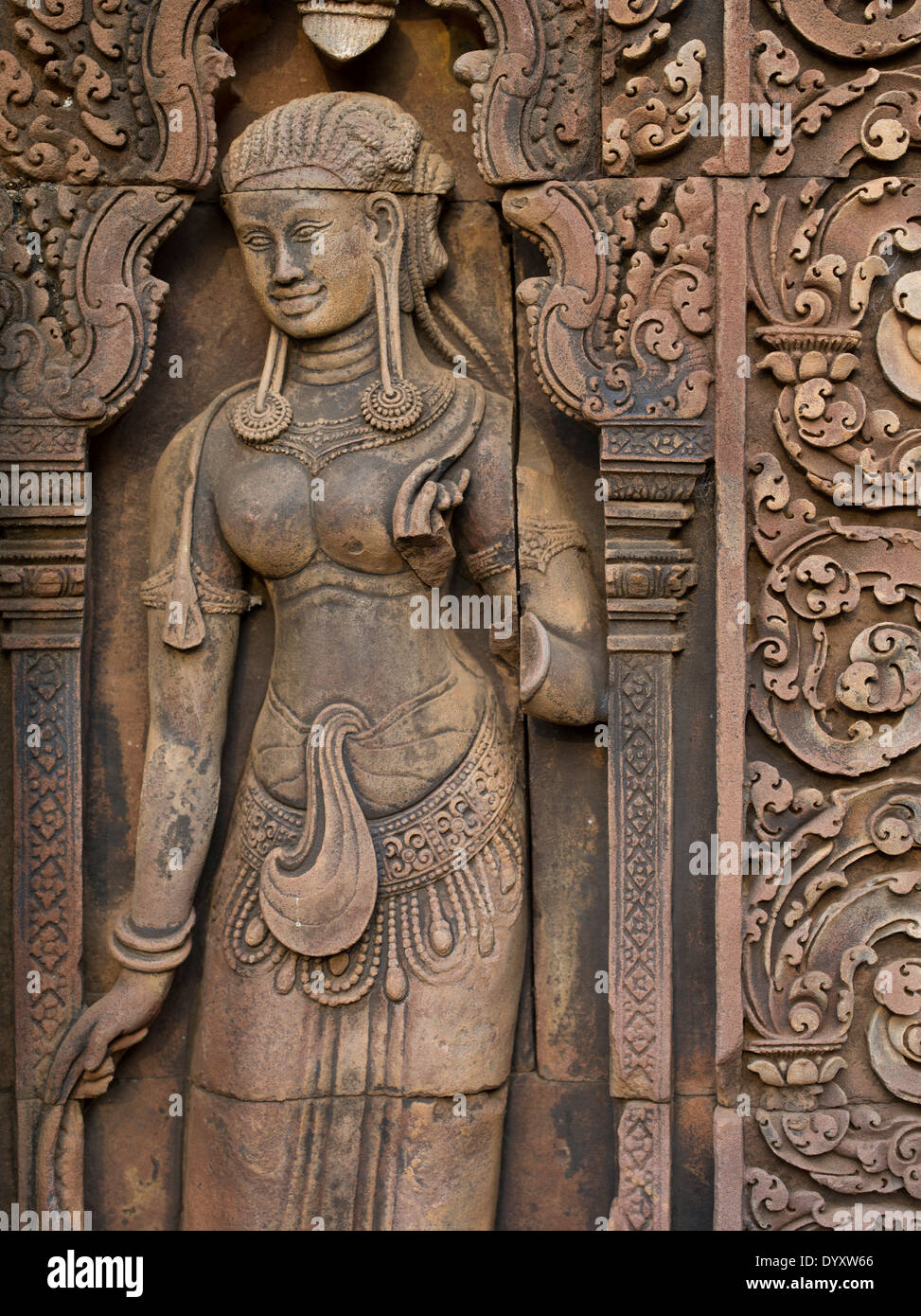 Apsara talla en Banteay Srei templo hindú dedicado a Shiva. En Siem Reap, Camboya Foto de stock