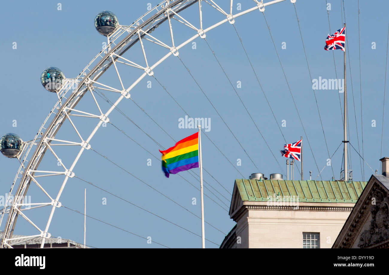 La bandera del arco iris y Union Jacks volaba desde los edificios del gobierno en el día del matrimonio gay fue legalizada en el REINO UNIDO Londres, Inglaterra Foto de stock