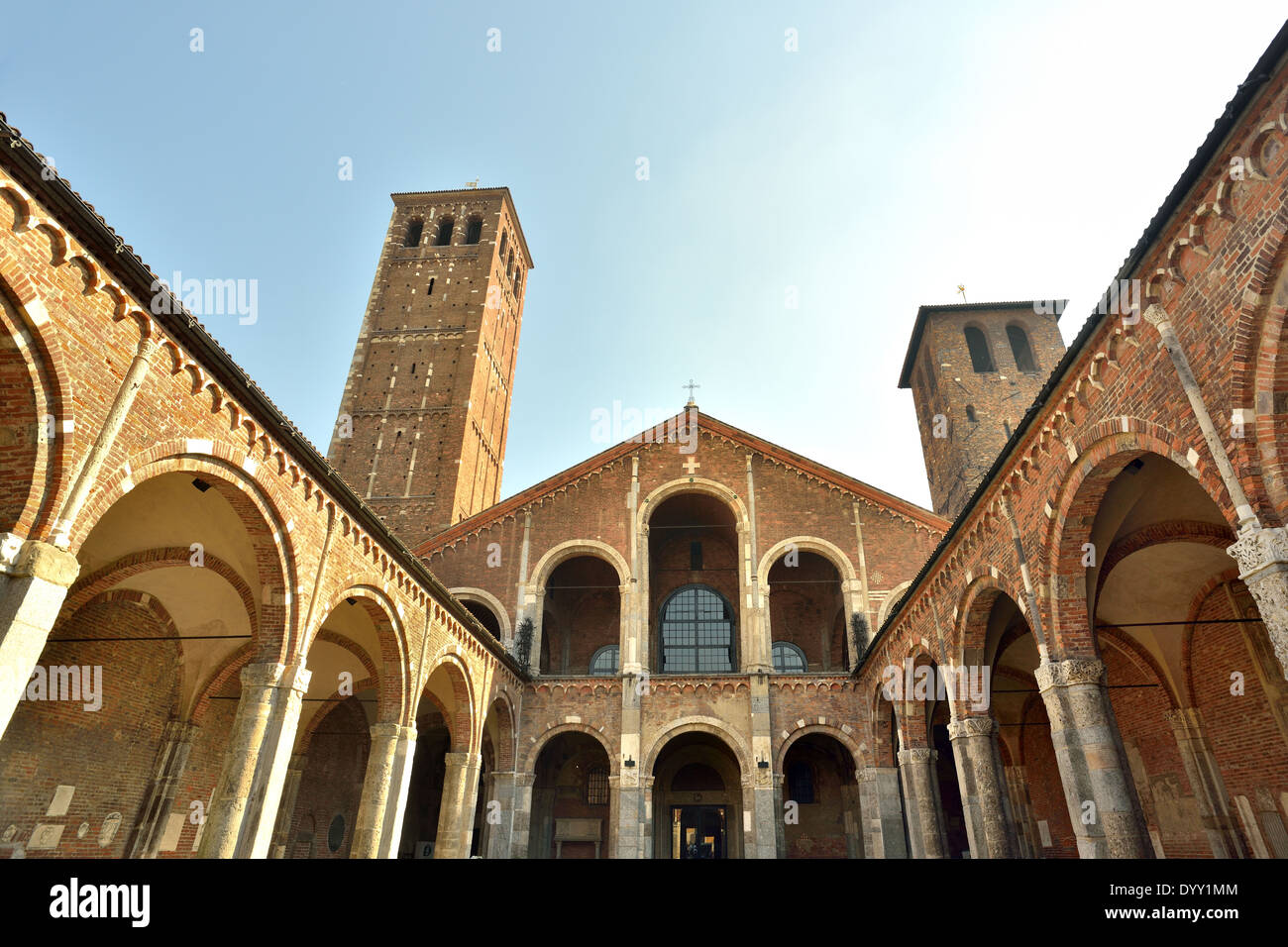 Milán, Sant'Ambrogio fachada de entrada (vista inferior) Foto de stock