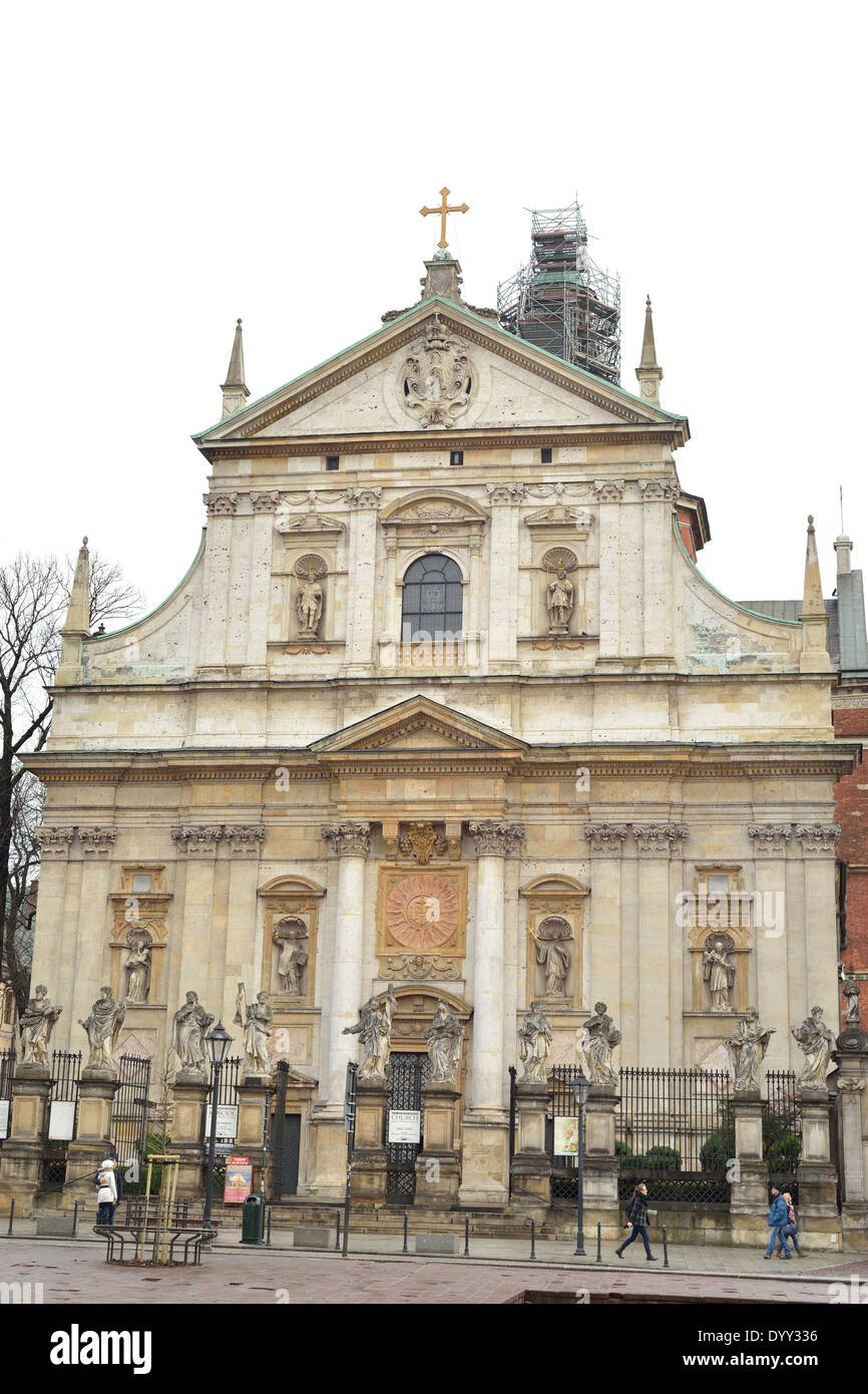 Iglesia de los Santos Pedro y Pablo (fachada), en el distrito de la ciudad vieja de Cracovia. Foto de stock