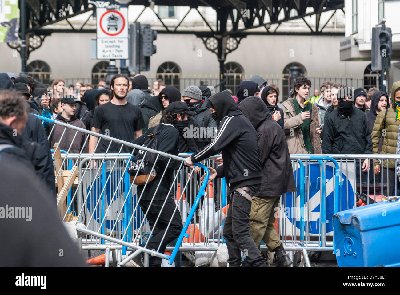 Brighton, Reino Unido. 27 abr, 2014. Contra-manifestantes anti-fascistas y formar barricadas durante las batallas campales como escolta policial de marzo para Inglaterra partidarios de la estación de tren después de la manifestación anual a lo largo de la orilla del mar en Brighton, Reino Unido. Crédito: Peter Manning/Alamy Live News Foto de stock