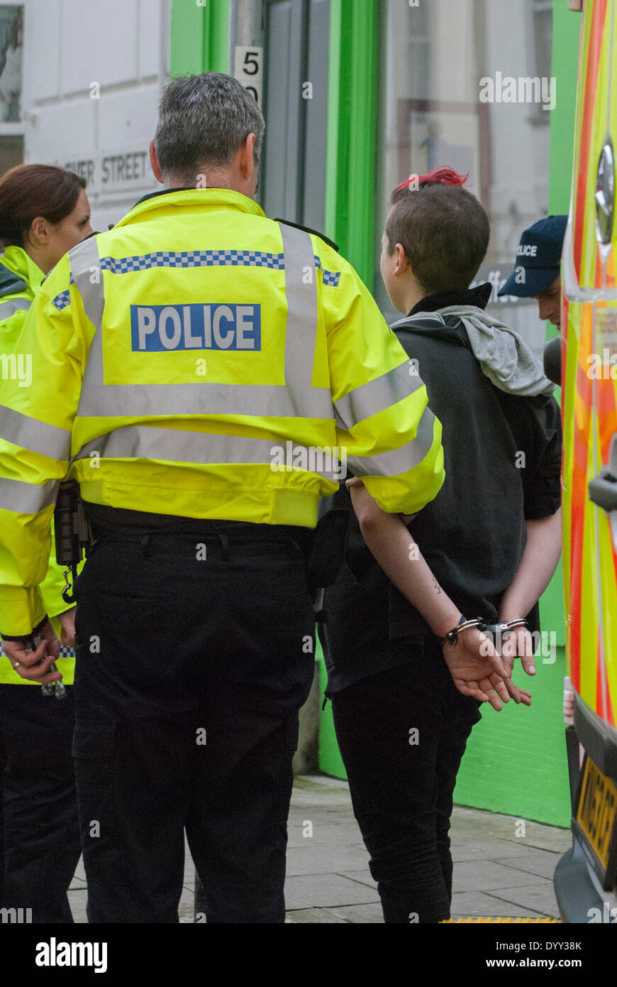 Brighton, Reino Unido. 27 abr, 2014. Una mujer es detenida como escolta policial de marzo para Inglaterra partidarios de la estación de tren después de la manifestación anual a lo largo de la orilla del mar en Brighton, Reino Unido. Crédito: Peter Manning/Alamy Live News Foto de stock