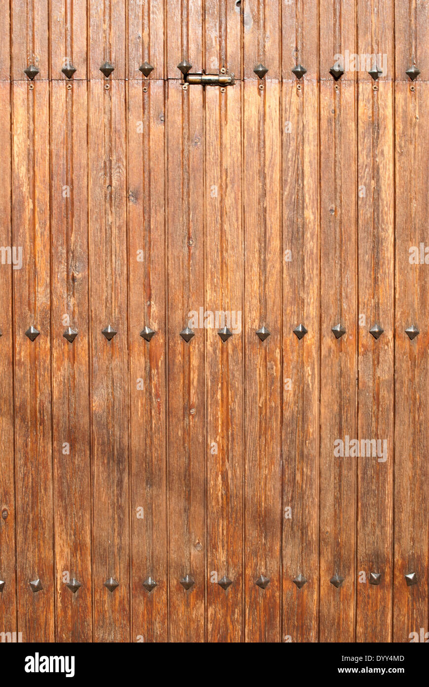 La textura de una puerta de madera. Vertical Fotografía de stock - Alamy