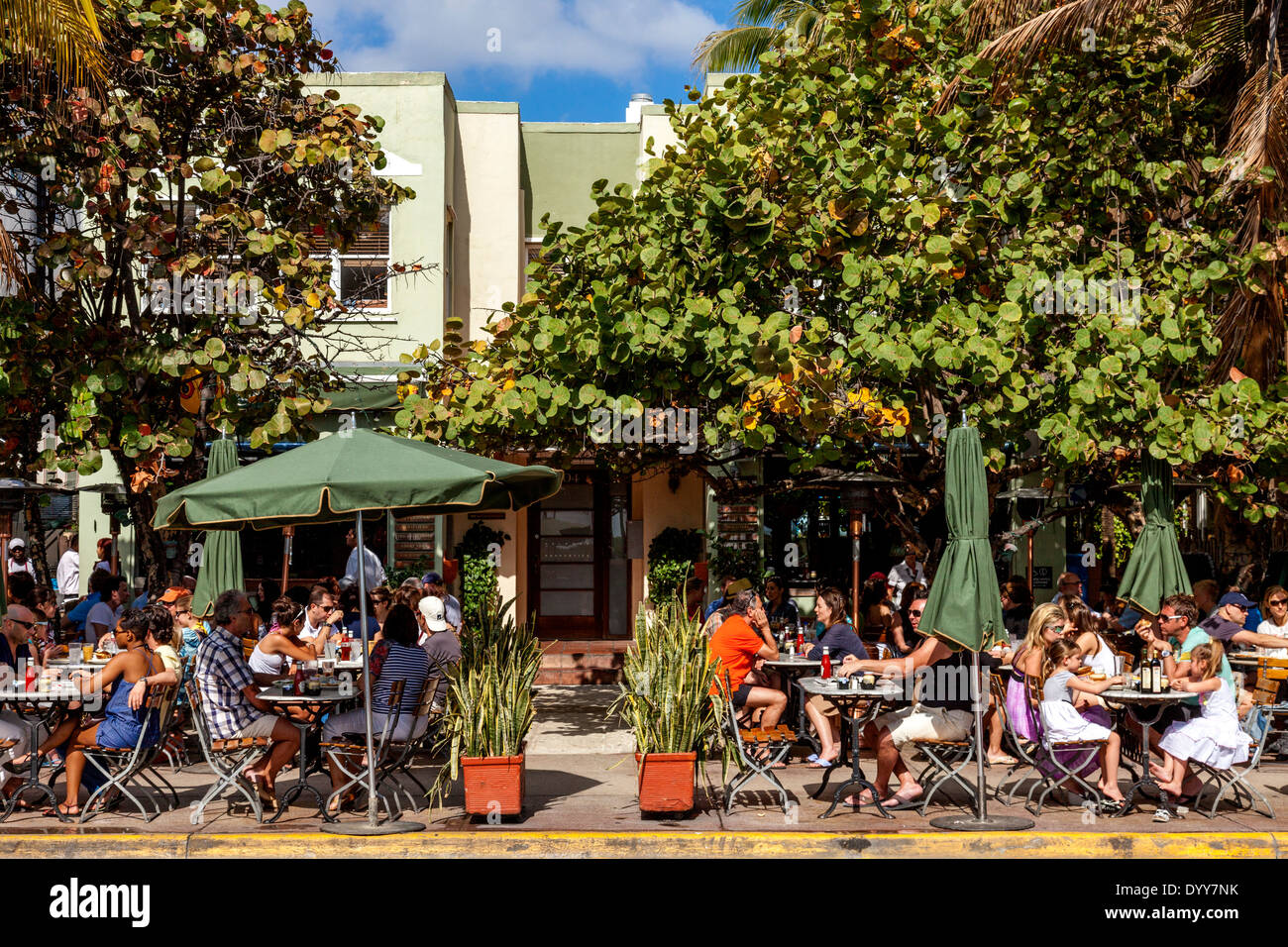 Café en la acera, Ocean Drive, South Beach, Miami, Florida, USA. Foto de stock