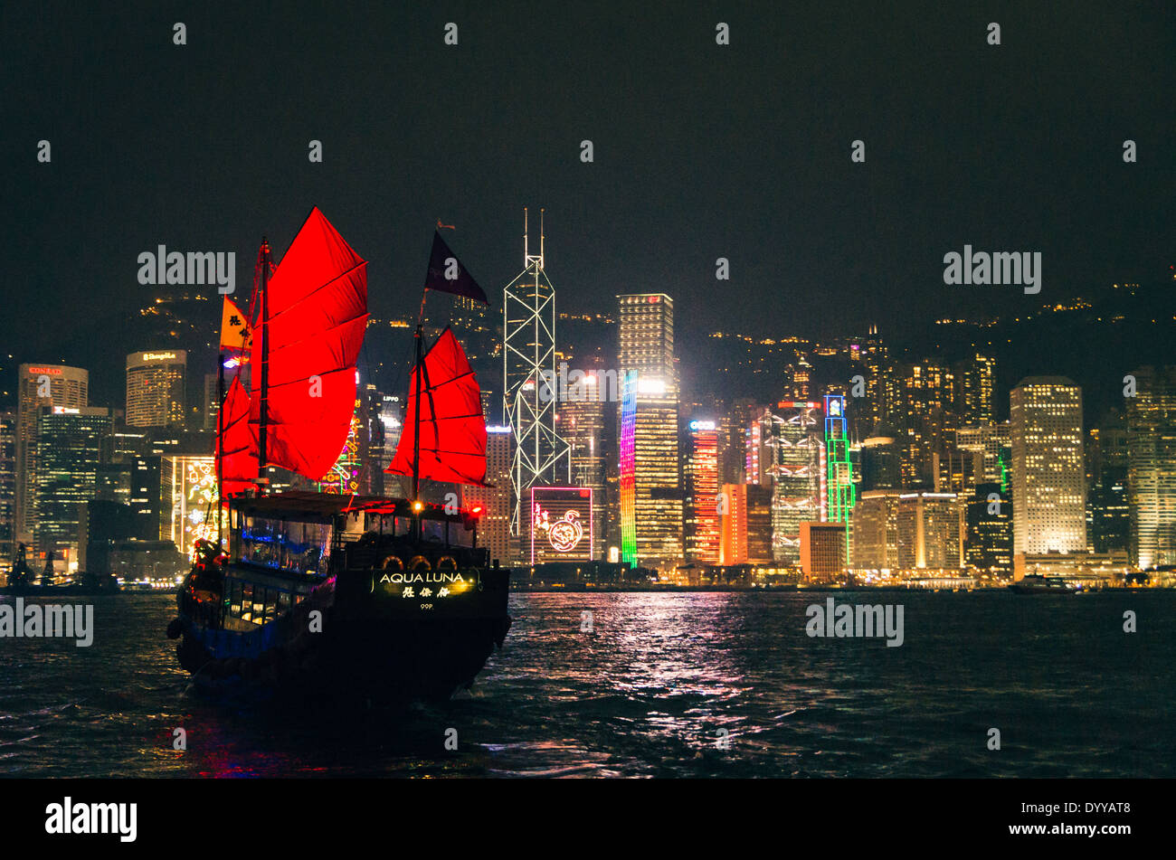 Junco chino tradicional crucero por el Puerto Victoria de Hong Kong por la noche. Foto de stock