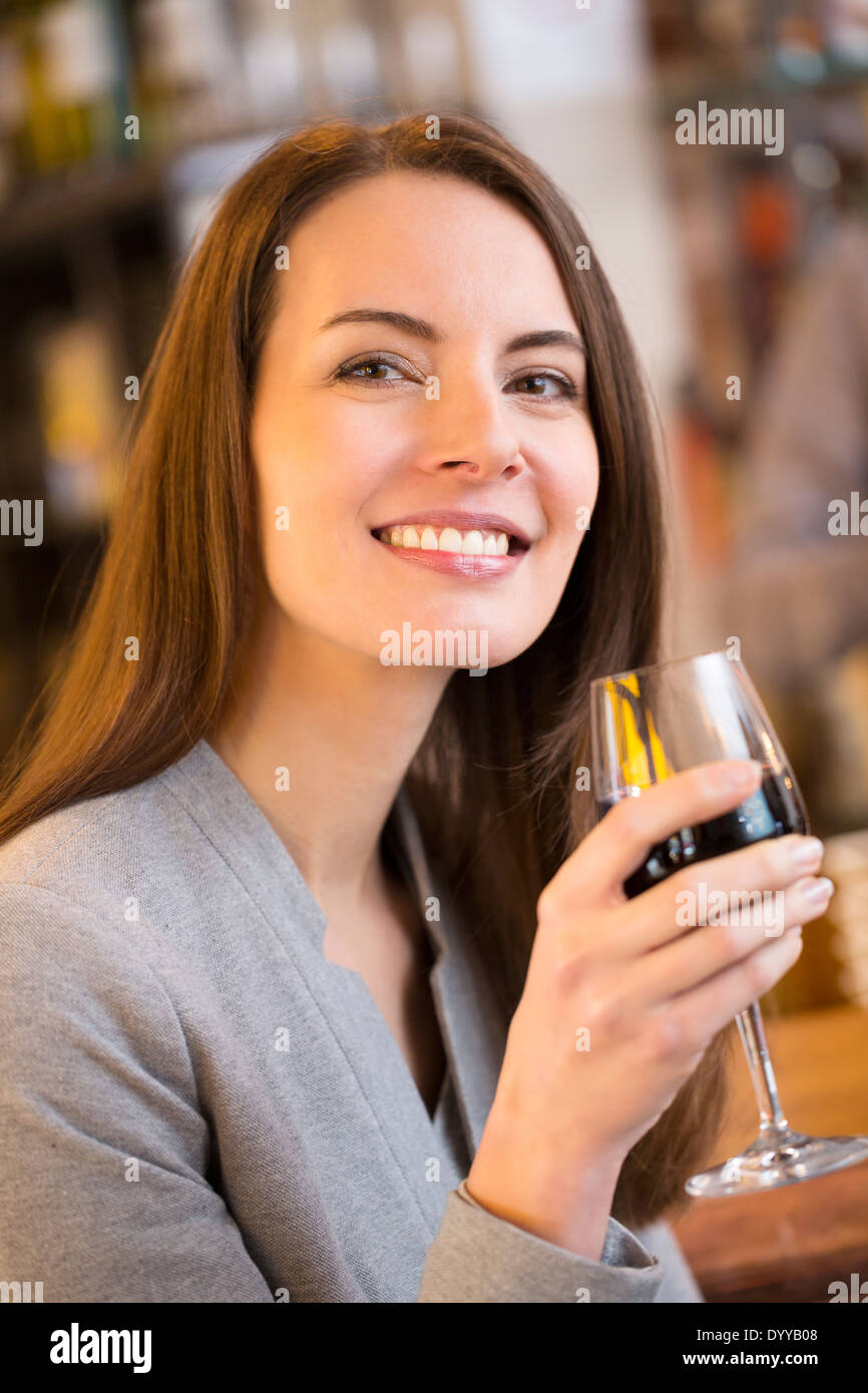 Mujer hermosa copa de cristal wine bar Foto de stock