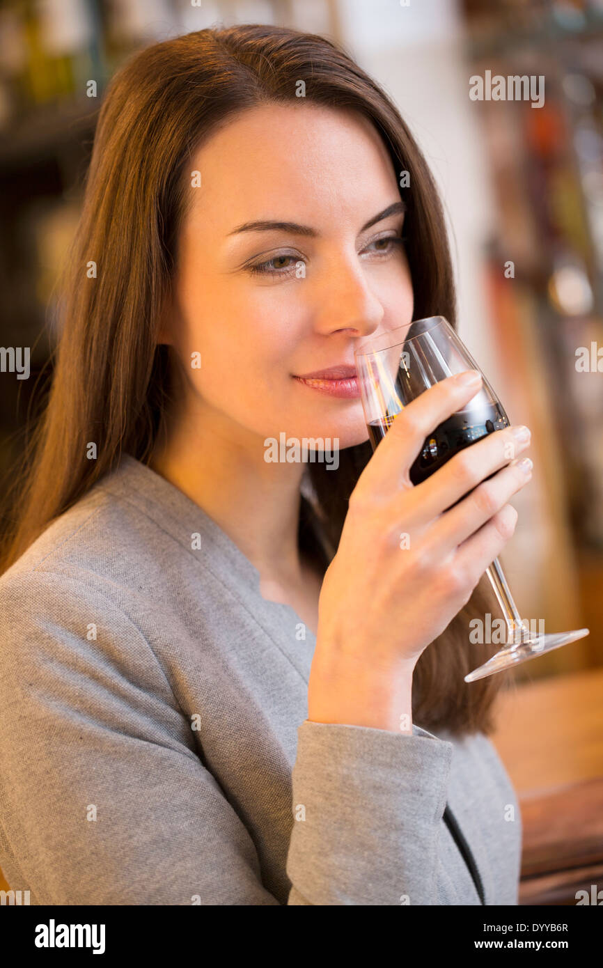 Mujer hermosa copa de cristal wine bar Foto de stock
