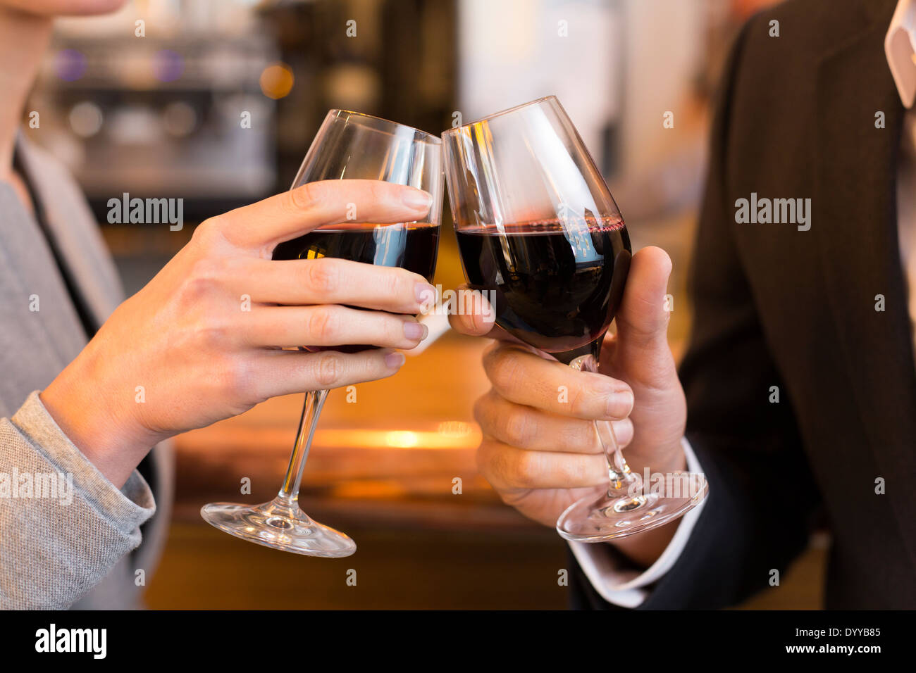 Masculino femenino cheers bar alcohol Foto de stock