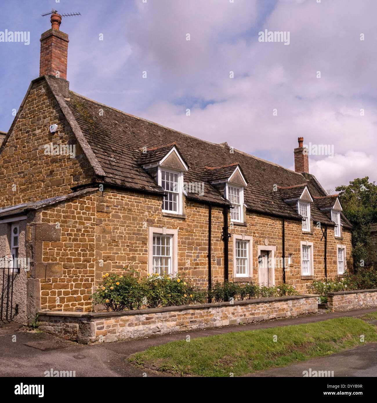 Casa antigua de piedra tradicional atractivo, Uppingham, Rutland, Inglaterra, Reino Unido. Foto de stock