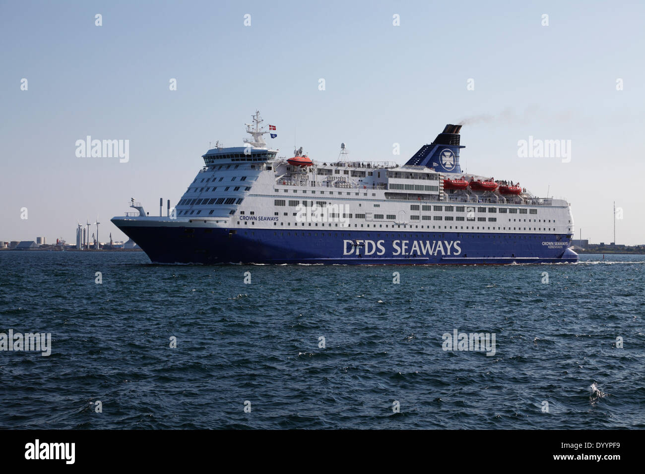 El DFDS ro-ro / ferry de pasajeros ms Crown Seaways en su camino en el Sound Øresund de Copenhague en su viaje nocturno a Oslo, Noruega. Un viaje doble también se utiliza a menudo como un mini-crucero. Foto de stock