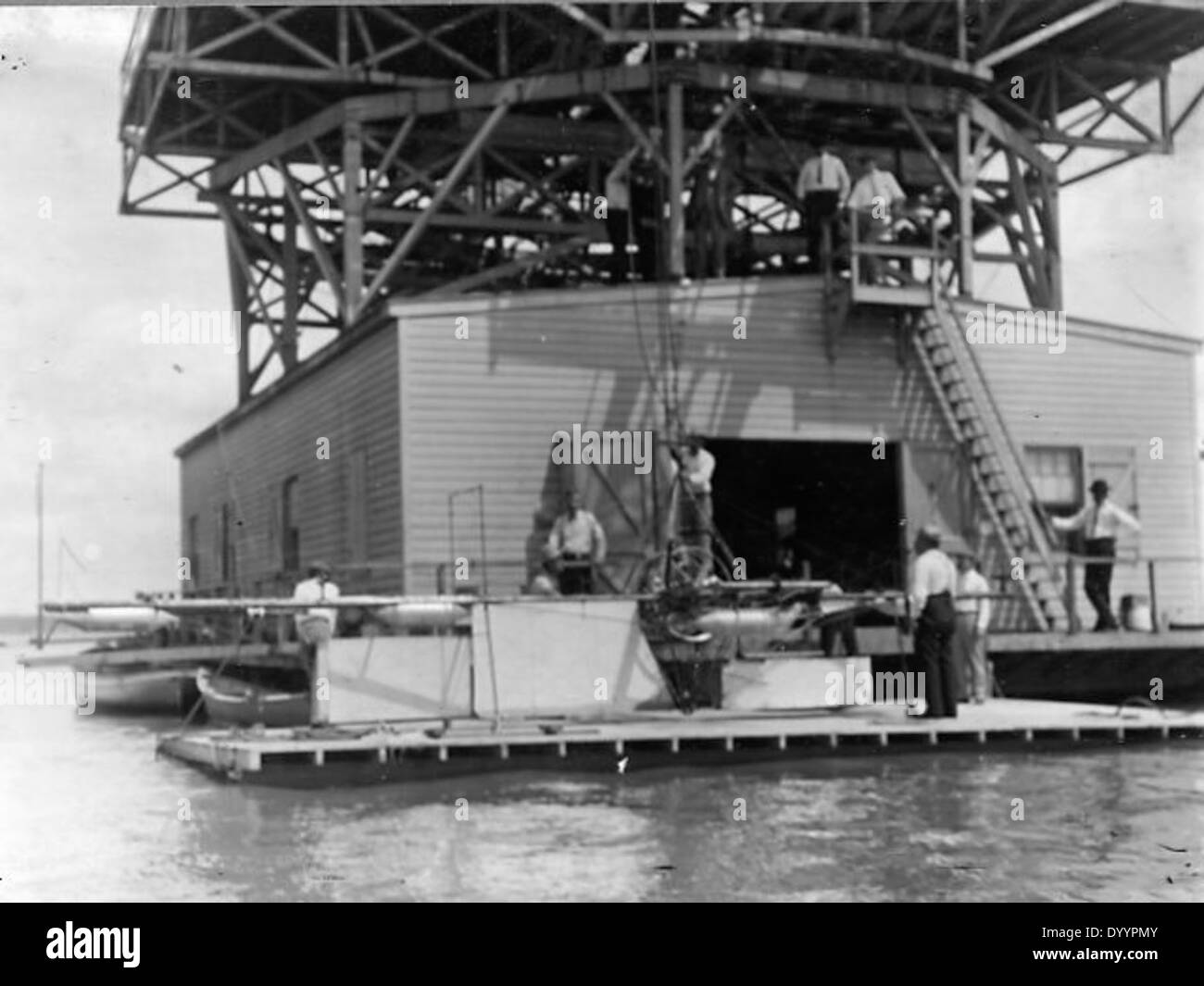 Cargando Langley Flyer superestructura en casa flotante Foto de stock