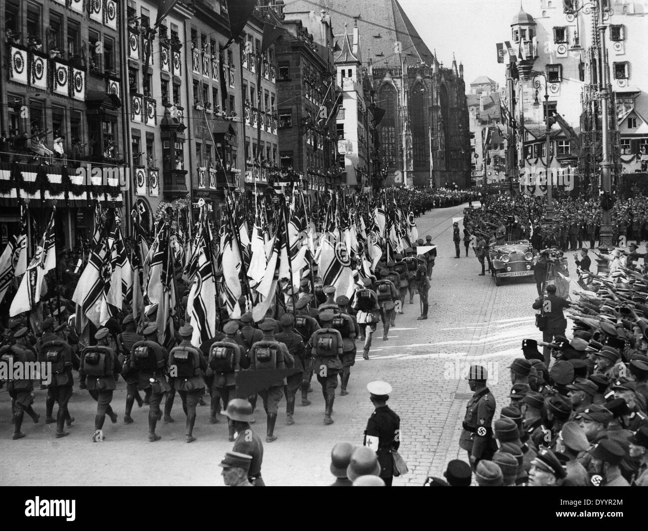 Casco de acero soldados desfilan en el NSDAP ralley en Núremberg, 1933. Foto de stock
