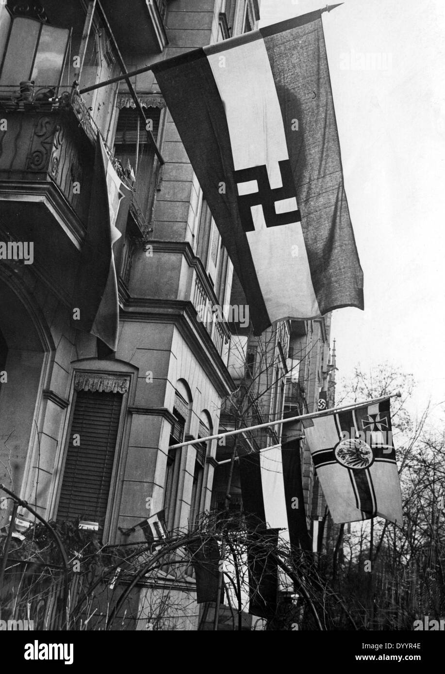 Terraza frontal decorado con banderas, 1933. Foto de stock