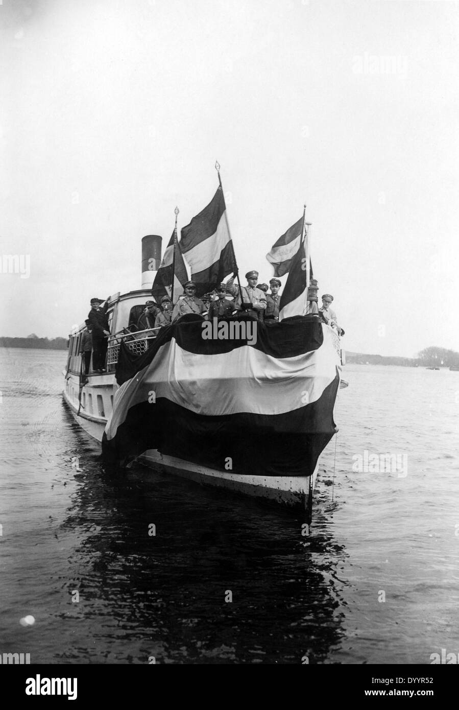 Stahlhelm miembros con banderas imperiales, 1933. Foto de stock