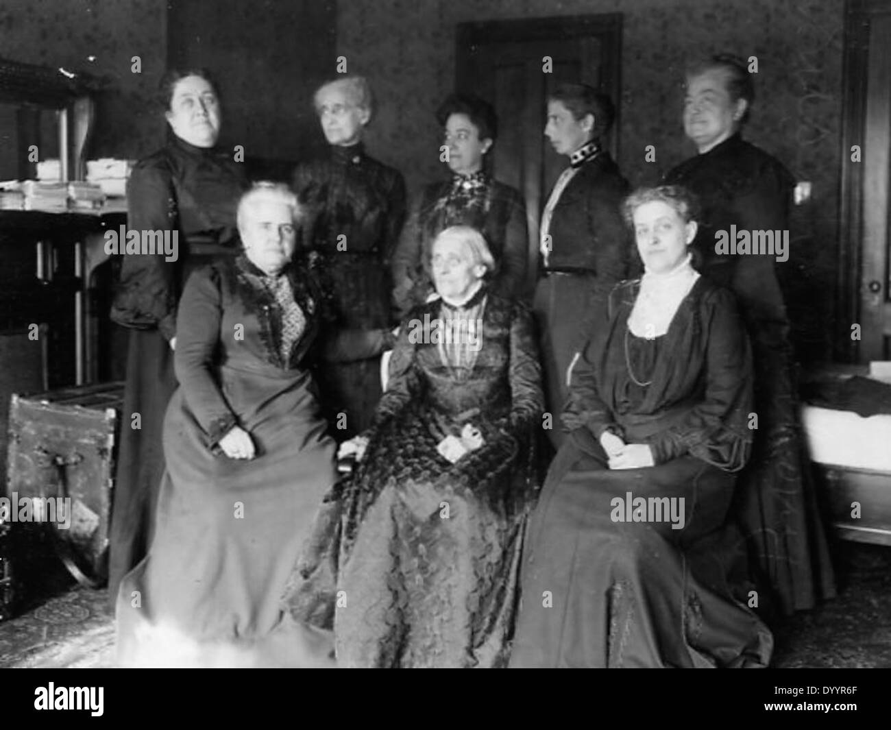 Susan B. Anthony con otras siete mujeres Foto de stock