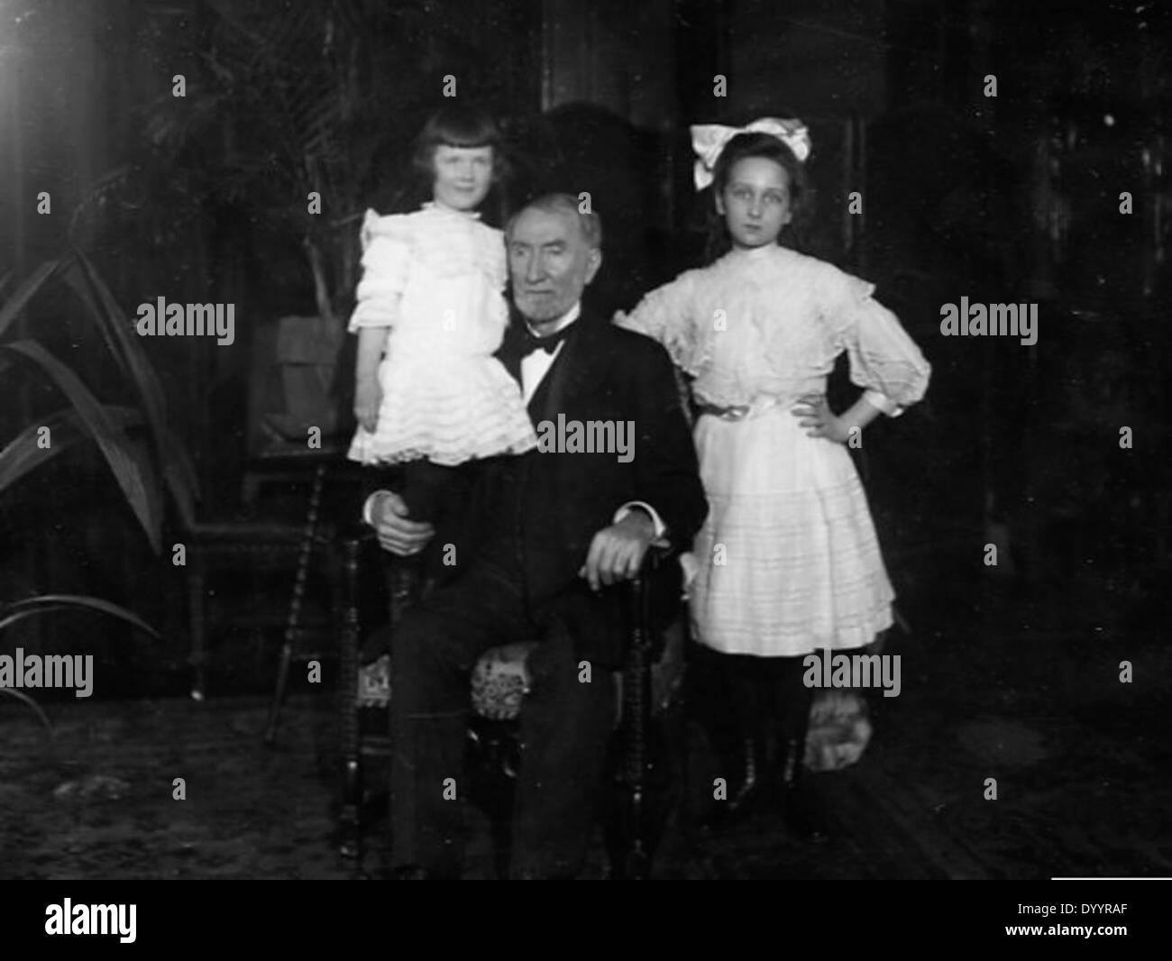Retrato de Joseph Cannon y sus dos hijas Foto de stock