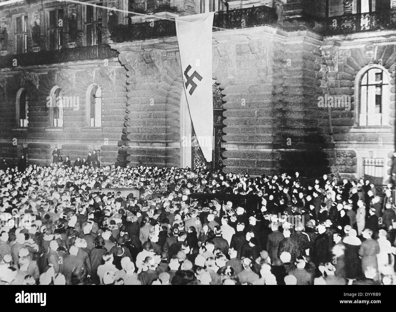La bandera de la esvástica en el Ayuntamiento de Hamburgo, 1933. Foto de stock