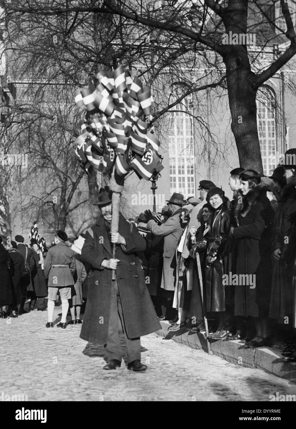 Vendedores ambulantes con banderitas en Potsdam, 1933. Foto de stock