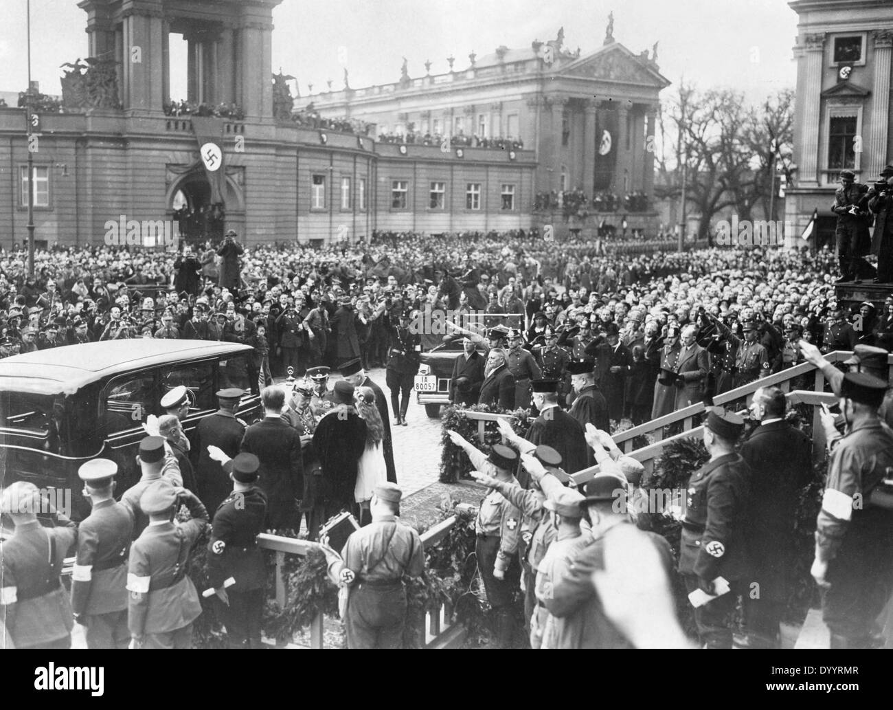 Paul von Hindenburg en su camino hacia la Iglesia de San Nicolás, 1933. Foto de stock