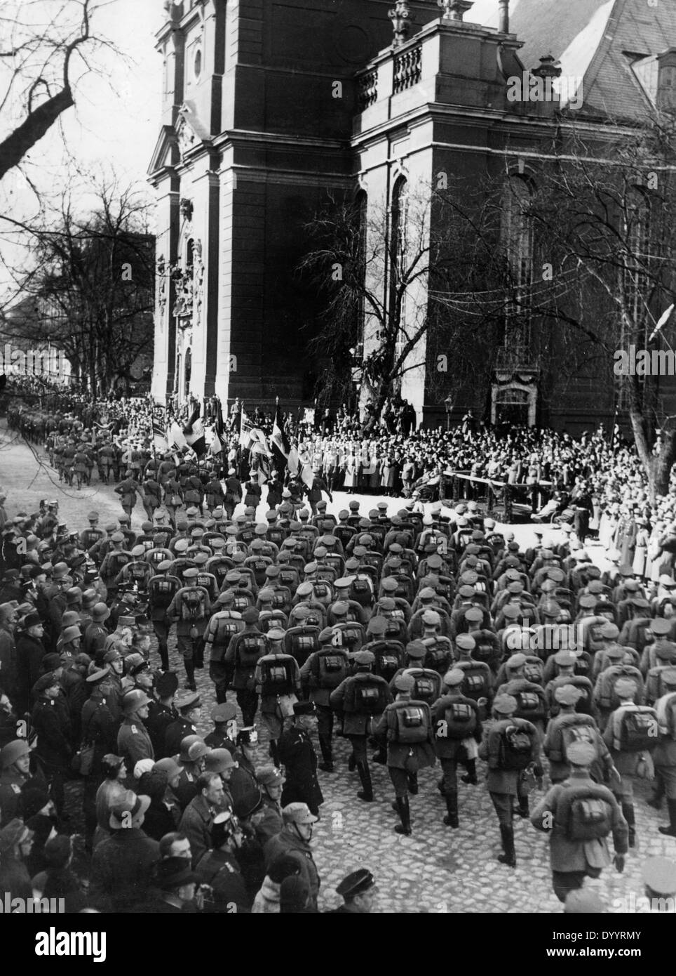 Desfile militar de la Stahlhelm soldados el día de Potsdam, 1933. Foto de stock