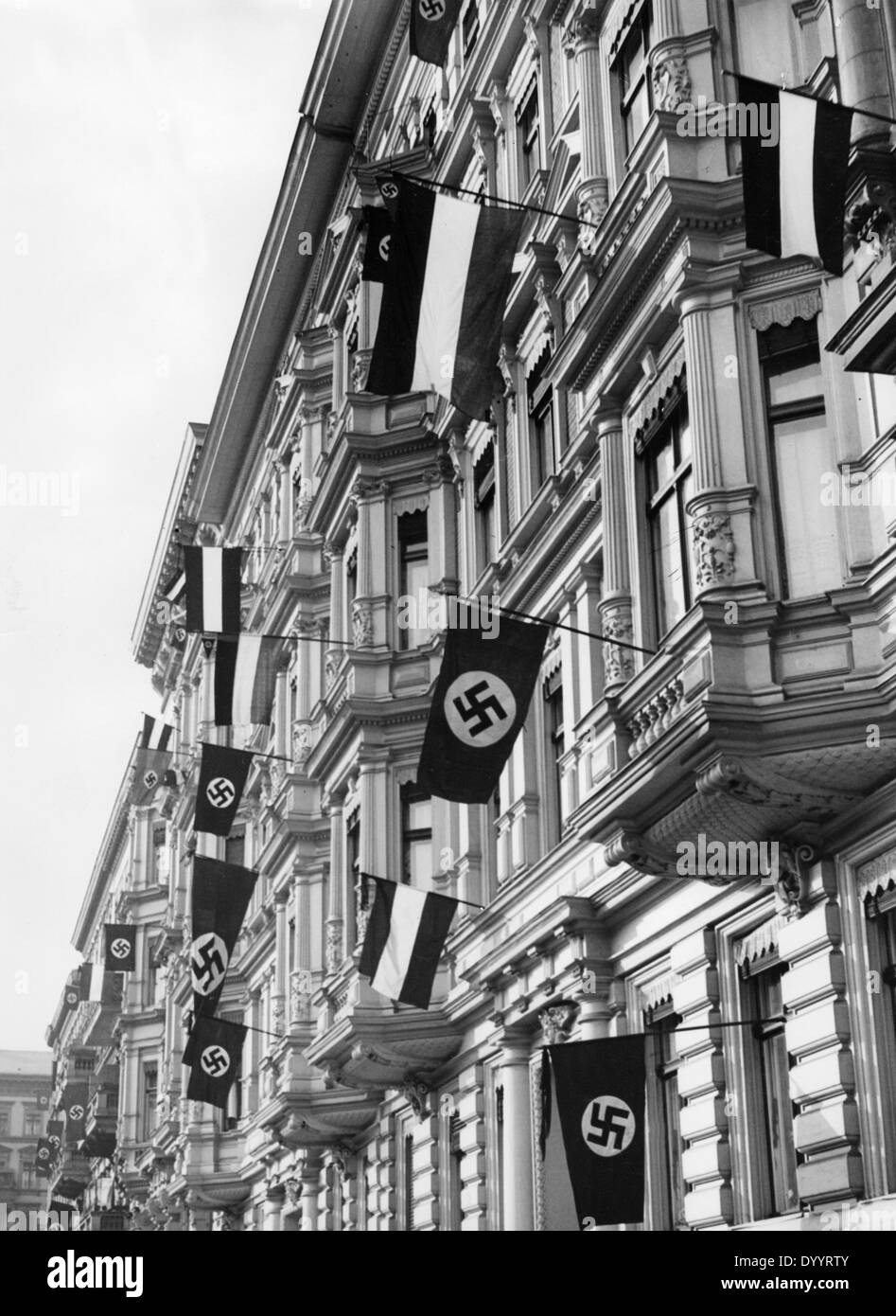 Terraza frontal decorado con banderas, 1935 Foto de stock