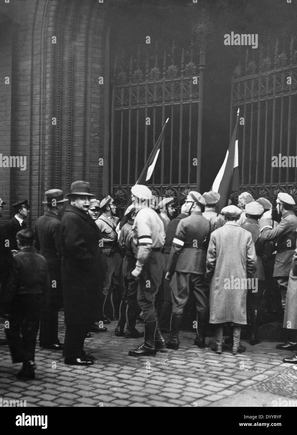 Los hombres del Partido Nacional del Pueblo Alemán en frente del ayuntamiento, 1933. Foto de stock