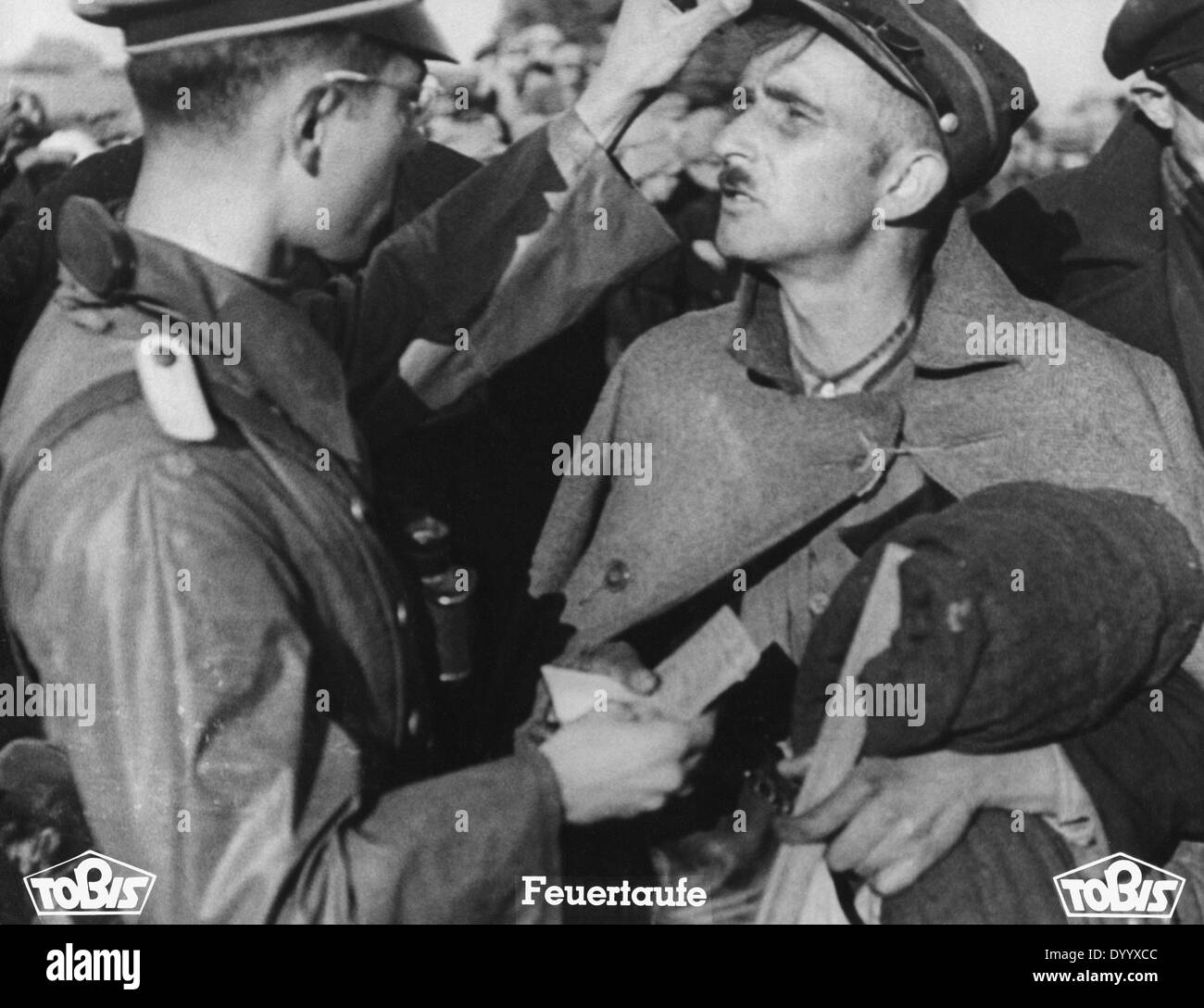 Un oficial alemán con un prisionero polaco Foto de stock