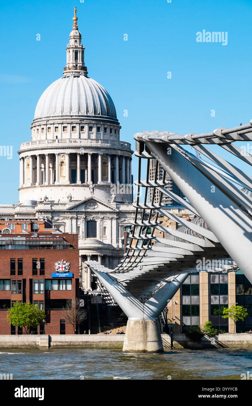 Millennium Bridge y la Catedral de San Pablo en Londres Reino Unido. Foto de stock